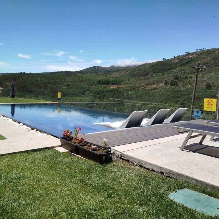 Deck compósito CDECK Original na cor negro em zona de piscina