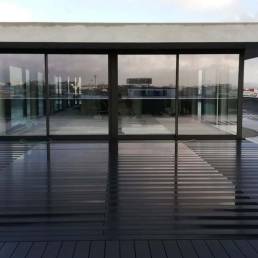 Deck compósito CDECK Original na cor negro em terraço