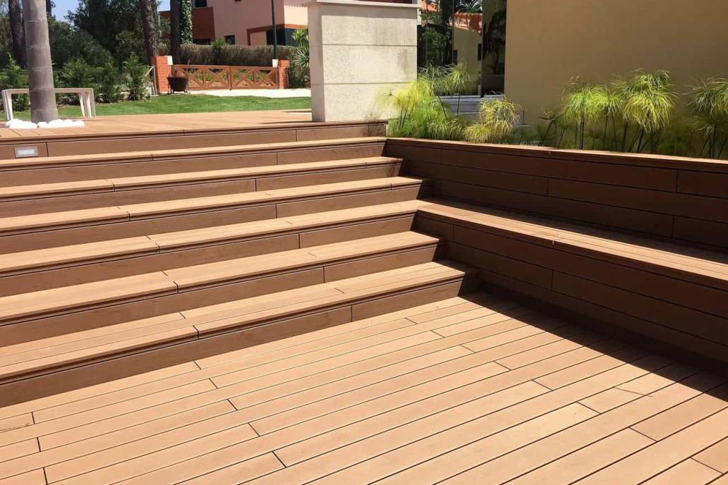 Deck compósito DECK Original na cor redwood instalado em escada e jardim