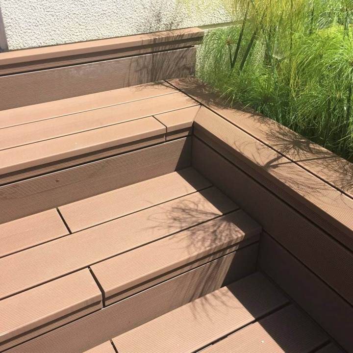 Tarima composite CDECK Original en color redwood instalada en escalones 