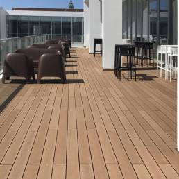 Deck compósito CDECK Original na cor redwook em varanda comercial