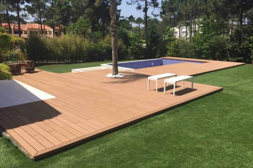Deck compósito instalado em área de piscina