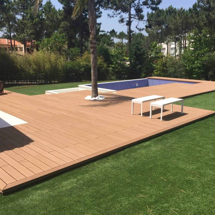 Deck compósito instalado em área de piscina