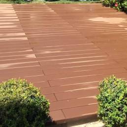 Deck compósito CDECK Original na cor redwood em pavimento exterior