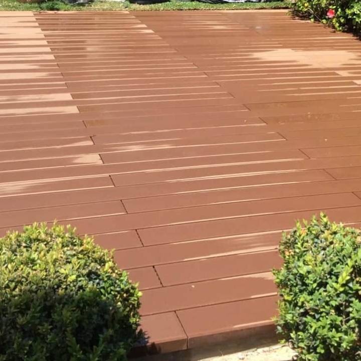 Deck compósito CDECK Original na cor redwood em pavimento exterior