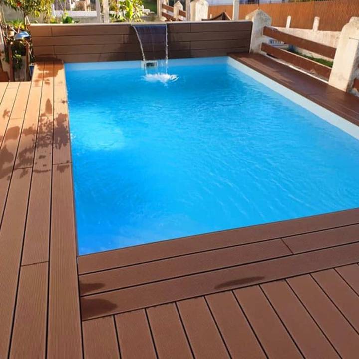 Deck compósito CDECK Original na cor redwood em zona de piscina