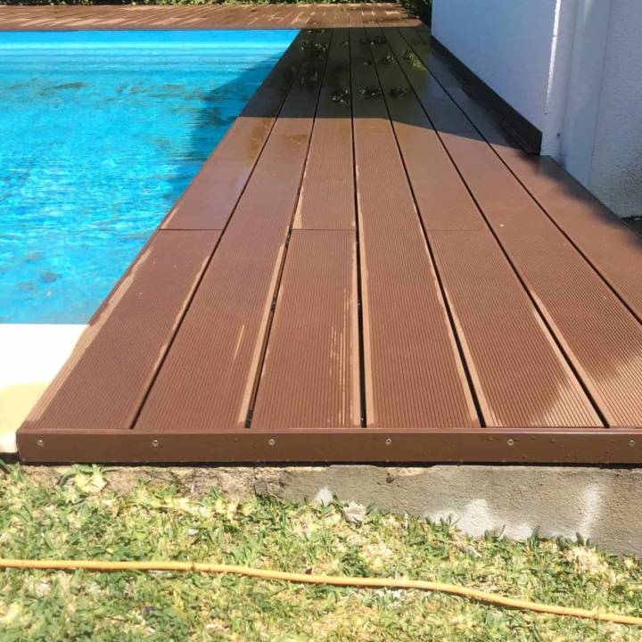 Deck compósito CDECK Original na cor redwood em zona de piscina