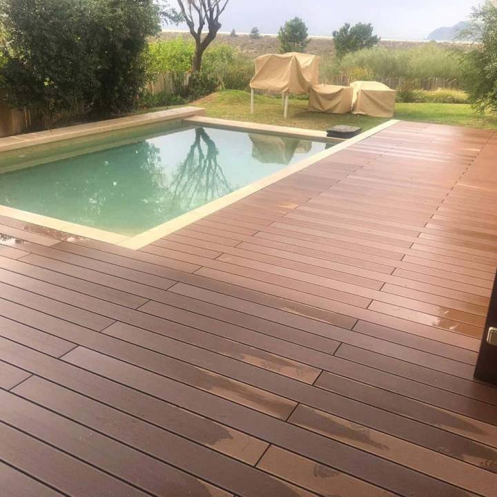 Deck compósito CDECK Original na cor redwood em zona de piscina