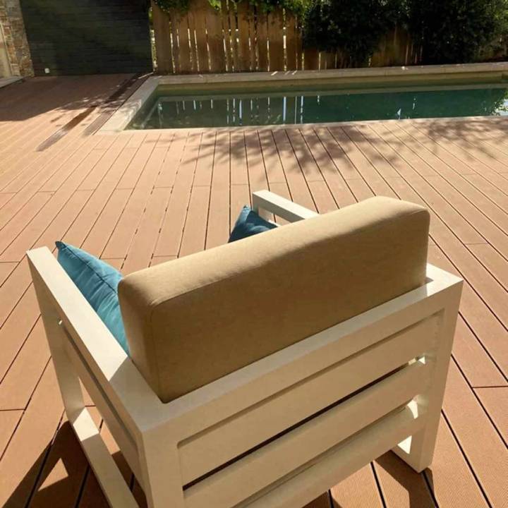 Deck compósito CDECK Original na cor redwood em zona de piscina