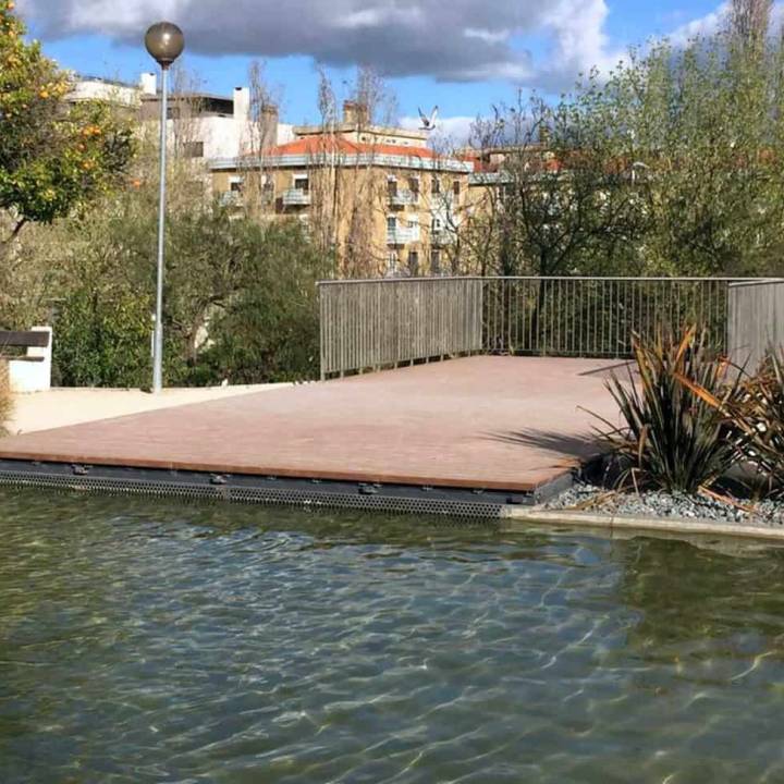Deck compósito CDECK Original na cor redwood em zona de piscina