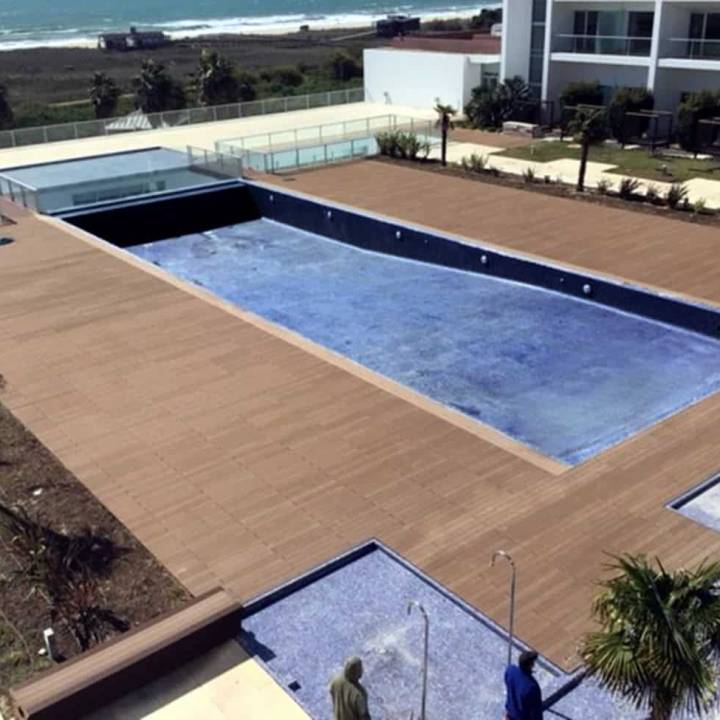 Deck compósito CDECK Original na cor redwood em zona de piscina