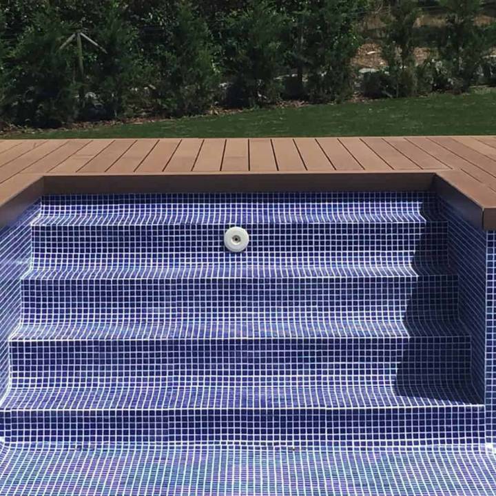 Deck compósito CDECK Original na cor redwood em zona de piscina