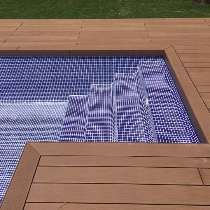 Deck compósito CDECK Original na cor redwood em zona de piscina