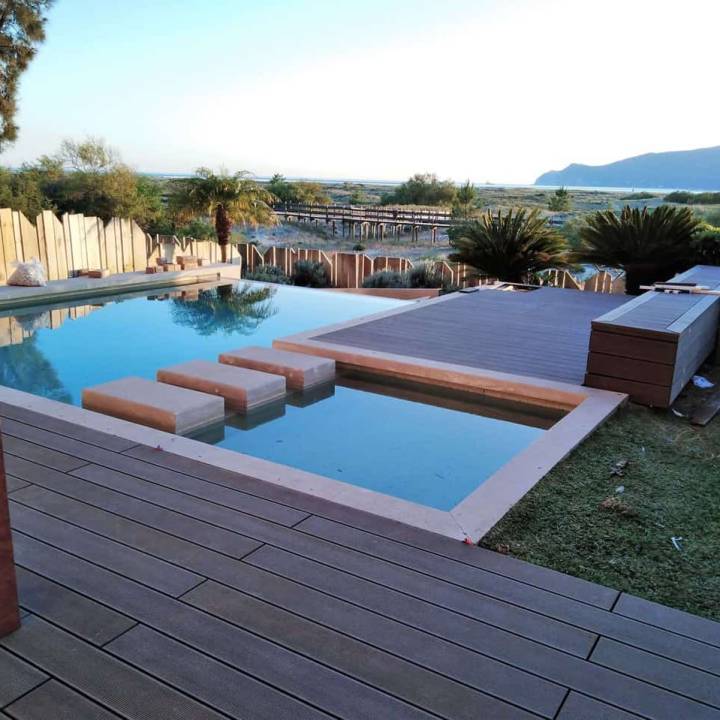 Deck compósito CDECK Original na cor redwood em zona de piscina