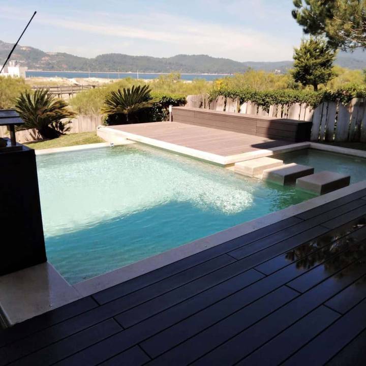 Deck compósito CDECK Original na cor redwood em zona de piscina