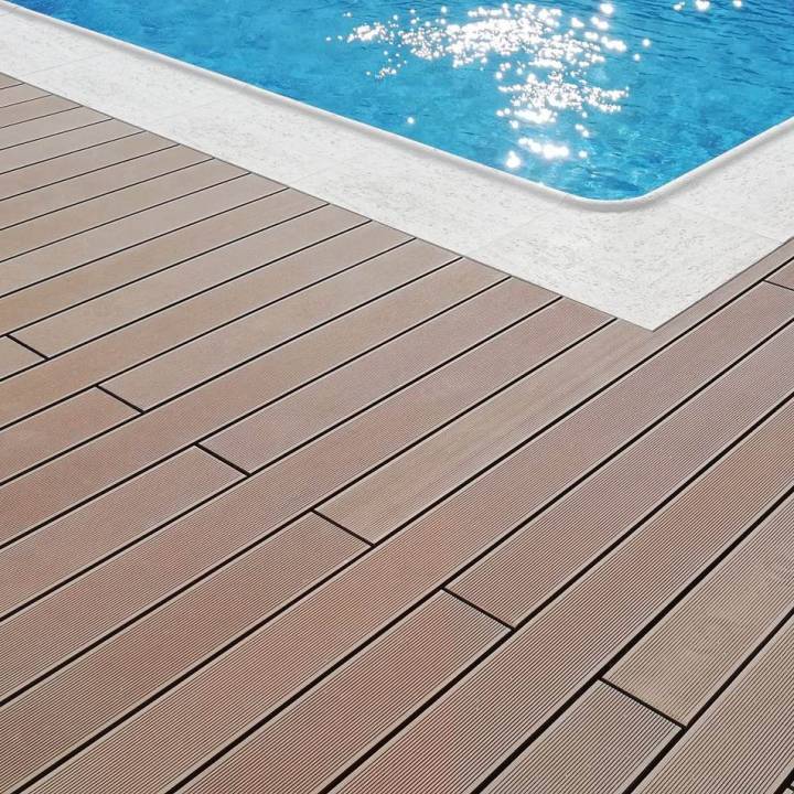 Deck compósito CDECK Original na cor redwood em zona de piscina