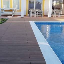 Deck compósito CDECK Original na cor redwood em zona de piscina