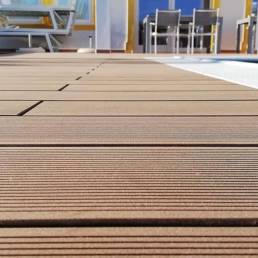 Deck compósito CDECK Original na cor redwood em pavimento exterior