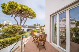 Deck comp&oacute;sito CDECK Original na cor redwood em varanda