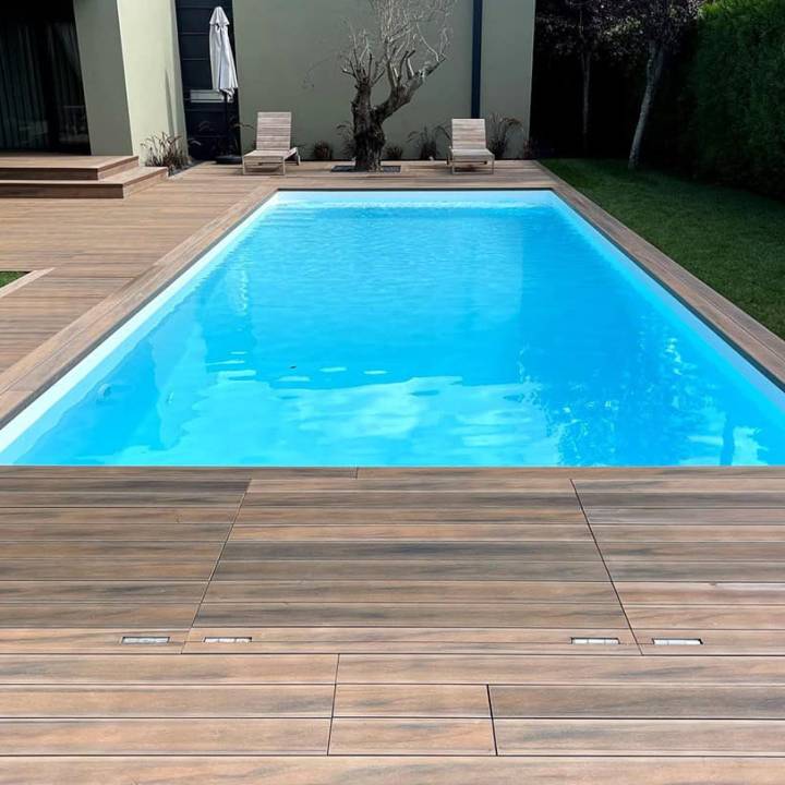 Deck compósito CDECK WUUDE na cor soft oak em zona de piscina