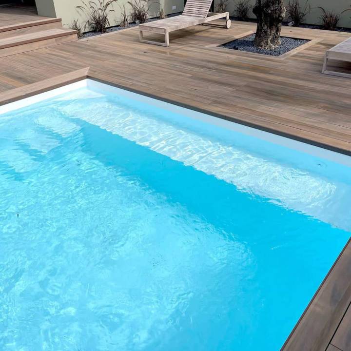 Deck compósito CDECK WUUDE na cor soft oak em zona de piscina