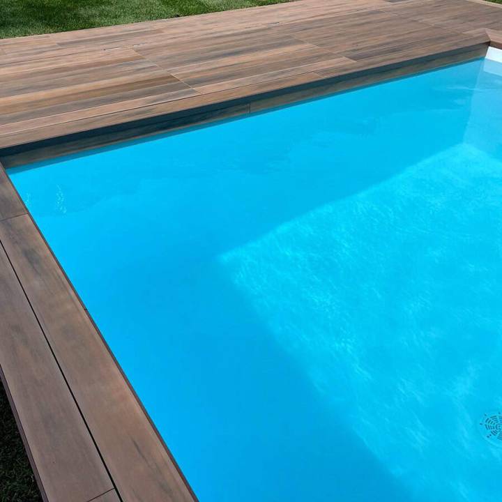 Deck compósito CDECK WUUDE na cor soft oak em zona de piscina