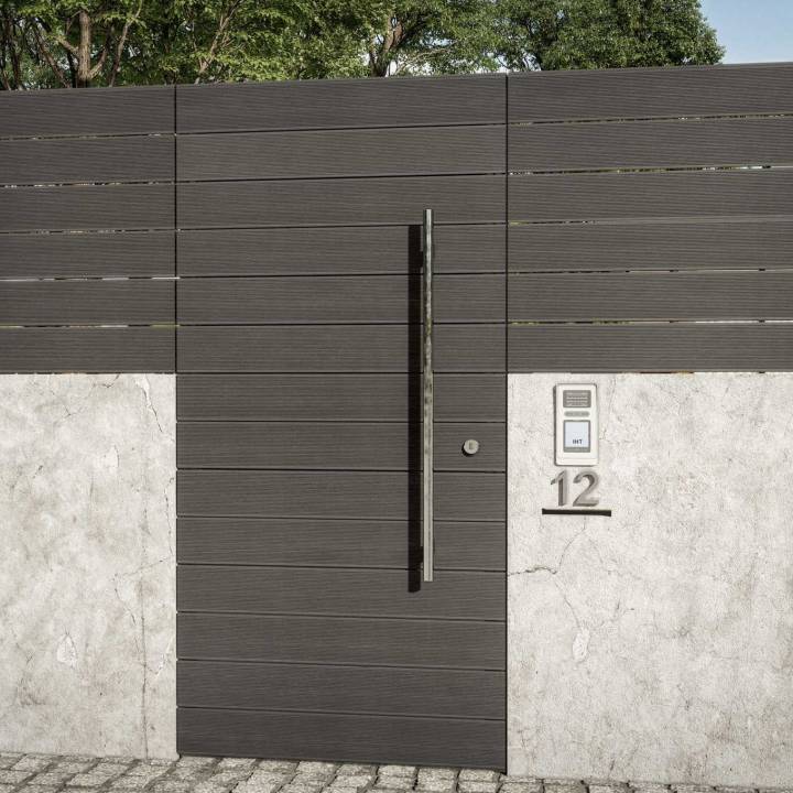 Vallado composite CFENCE en color negro en vivienda 