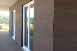 Revestimento de fachada em comp&oacute;sito na cor chocolate