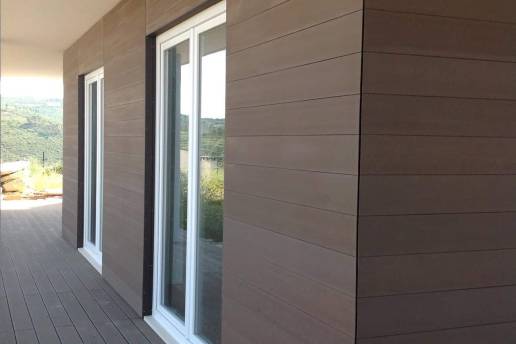 Revestimento de fachada em compósito na cor chocolate