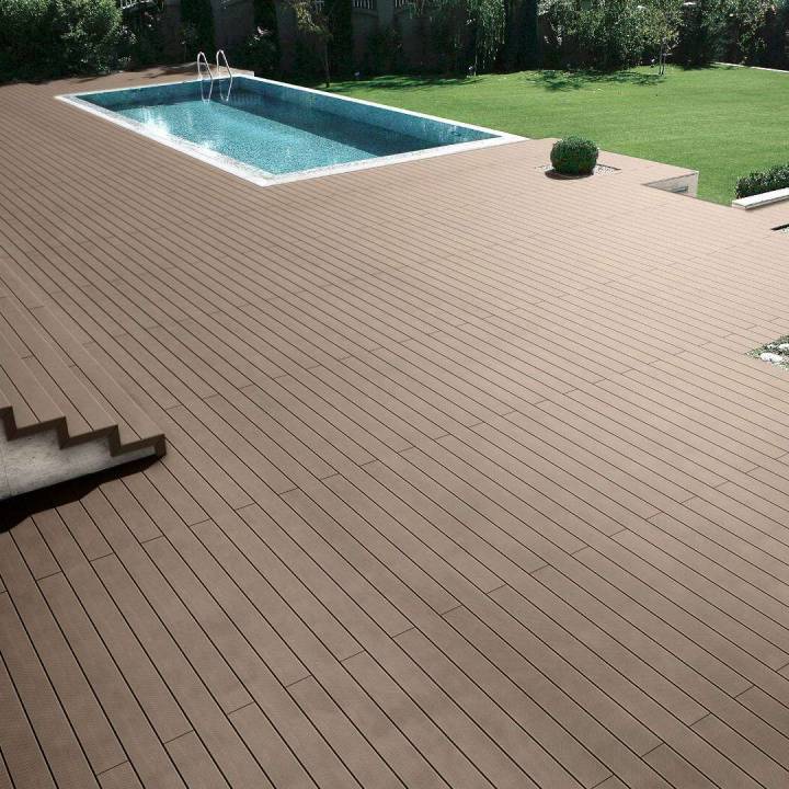 Deck compósito CDECK Original na cor chocolate em zona de piscina