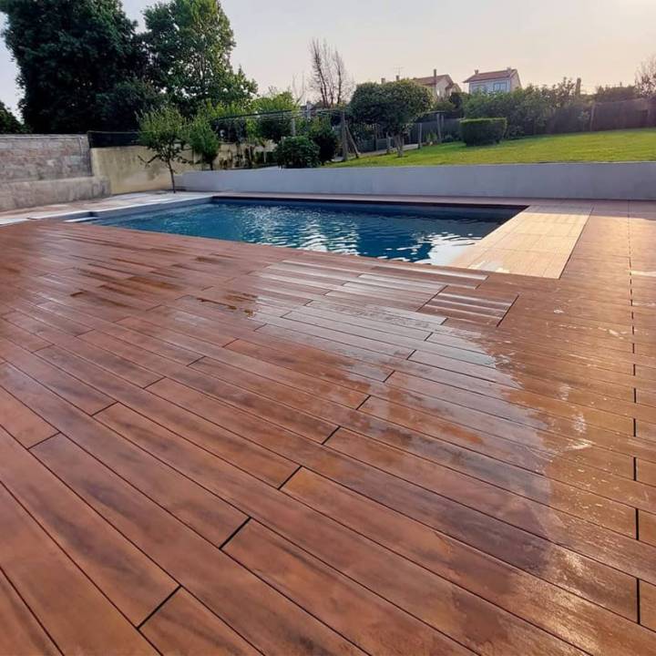 Deck compósito CDECK WUUDE na cor american walnut em zona de piscina