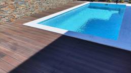 deck comp&oacute;sito instalado em &aacute;rea de piscina