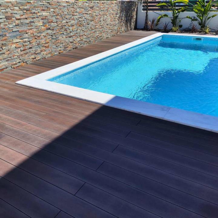 deck compósito instalado em área de piscina