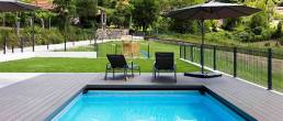 Deck comp&oacute;sito CDECK cor negro em zona de piscina e jardim