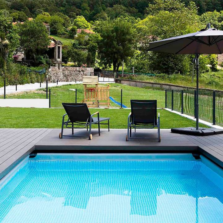 Deck compósito CDECK cor negro em zona de piscina e jardim