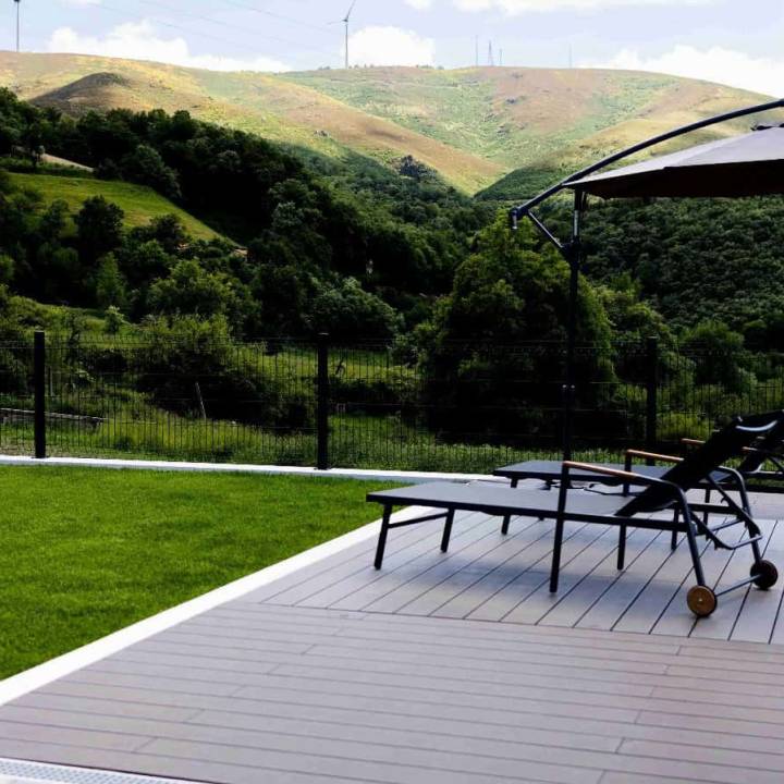 Deck compósito CDECK na cor negro em jardim e piscina