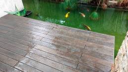 Deck compósito CDECK WUUDE na cor american walnut instalado em espaço exterior