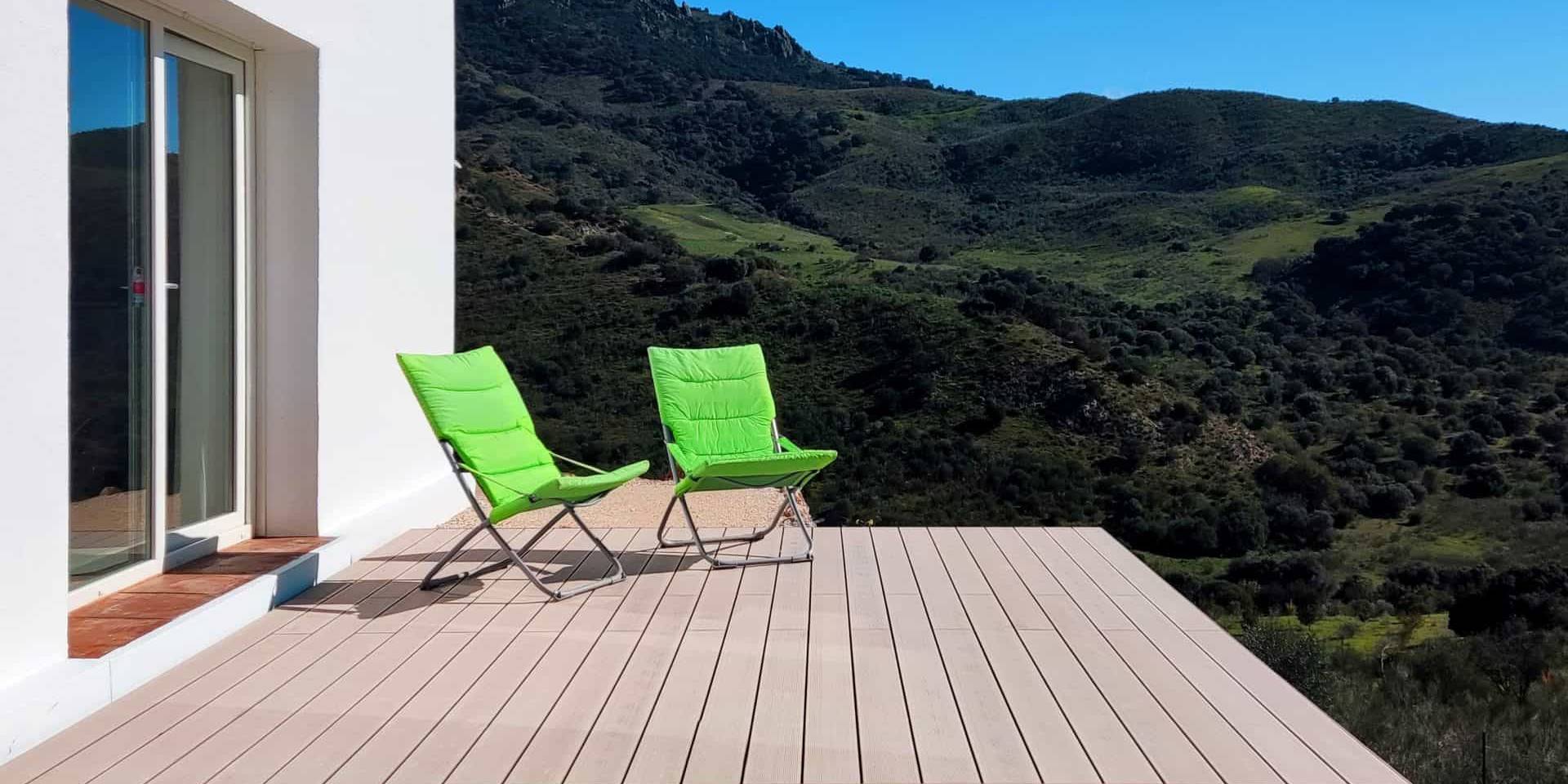 Deck compósito CDECK na cor bege rosa instalado em terraço