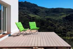 Deck comp&oacute;sito CDECK na cor bege rosa instalado em terra&ccedil;o