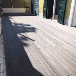 Deck compósito CDECK WUUDE na cor dark walnut instalado em espaço exterior