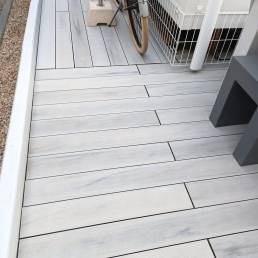 Deck compósito CDECK WUUDE na cor nordic oak instalado em pavimento exterior