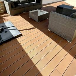 Deck compósito CDECK na cor redwood instalado em jardim