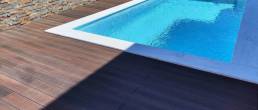 Deck comp&oacute;sito CDECK WUUDE na cor dark walnut instalado em zona de piscina