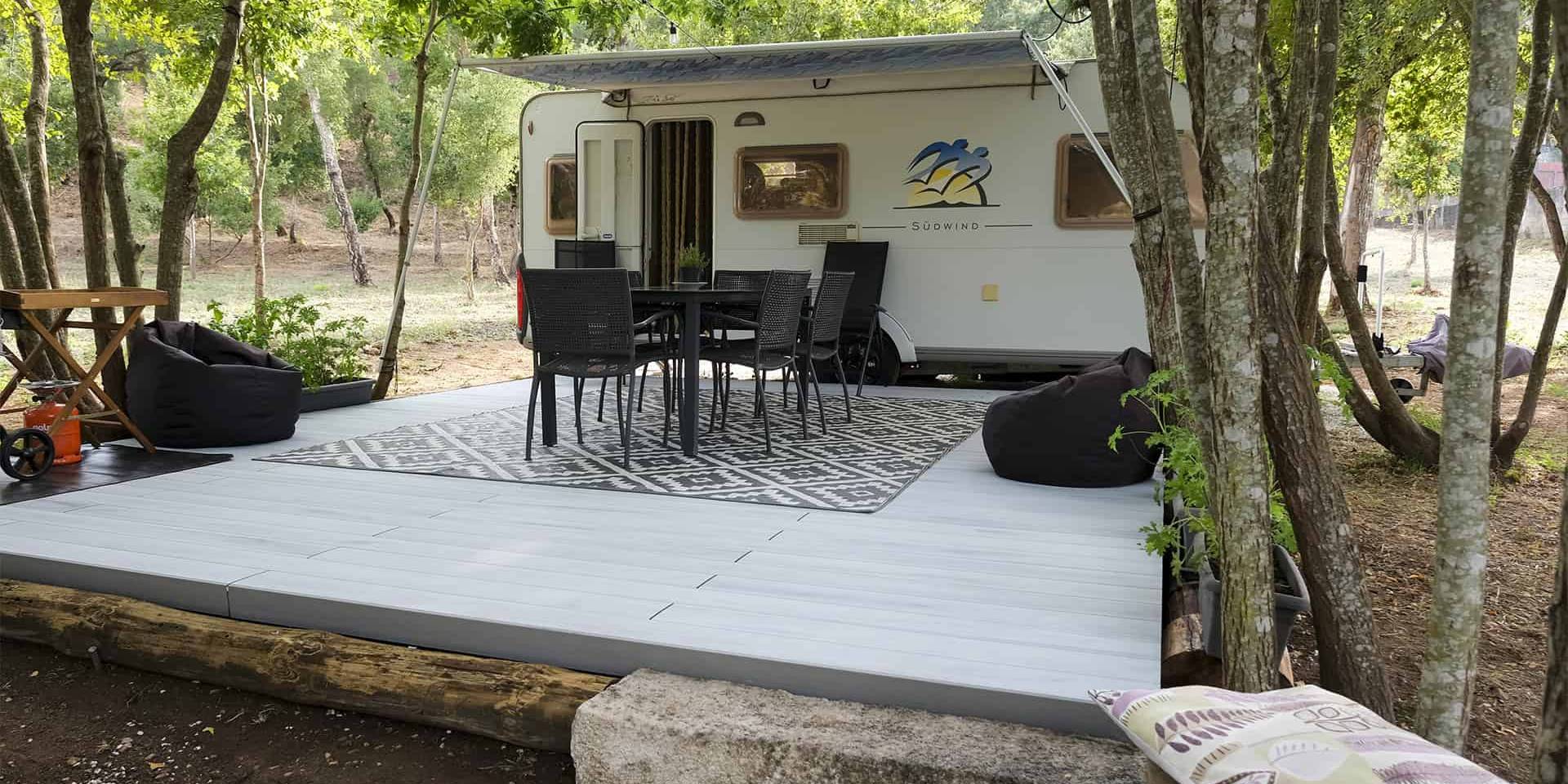 Tarima composite CDECK WUUDE en color nordic oak en pavimento junto a caravana