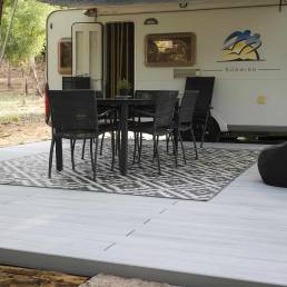 Deck compósito CDECK WUUDE na cor nordic oak em pavimento junto a caravana