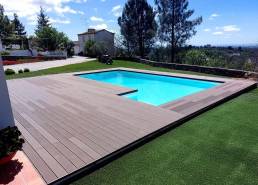 Tarima composite CDECK en color chocolate instalada en zona de piscina