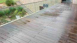 Deck compósito CDECK WUUDE na cor american walnut em varanda