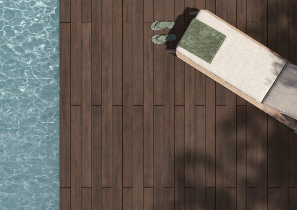 Vista de top de uma instalação de deck compósito CDECK WUUDE, cor Dark Walnut