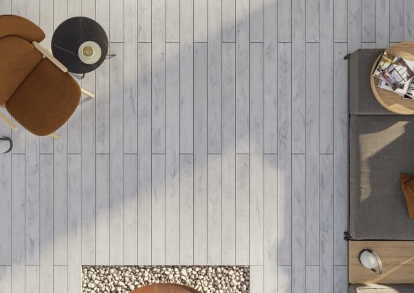 Vista de top de uma instalação de deck compósito CDECK WUUDE, cor Nordic Oak