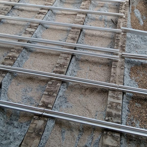 Apoio alumínio em uso em instalação de deck compósito CDECK